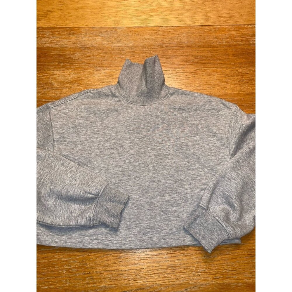 Gray Cropped Turtleneck Sweatshirt With Long Sleeves & Ribbed Cuffs